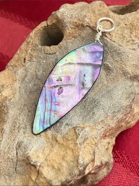5/$10❤️❤️❤️NEW Handmade Iridescent Abalone Shell Pendant